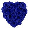 Herzförmige Rosenbox mit blauen Infinityrosen von oben