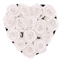 Herzförmige Rosenbox mit weißen Infinityrosen von oben