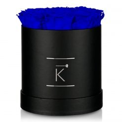 Kleine runde Rosenbox in schwarz mit blauen Infinityrosen
