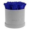 Runde Rosenbox aus hellgrauem Samt mit blauen Infinityrosen