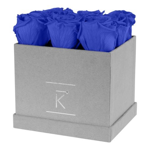 Eckige Rosenbox aus hellgrauem Samt mit blauen Infinityrosen