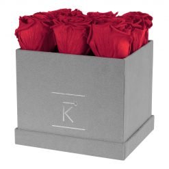 Eckige Rosenbox aus hellgrauem Samt mit roten Infinityrosen