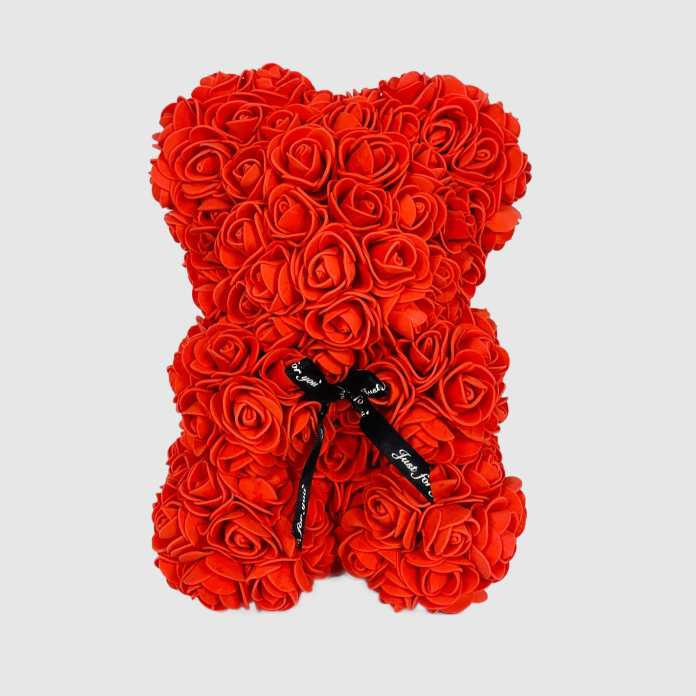 Teddy aus roten Infinityrosen mit schwarzer Schleife