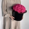 Gorgeuos Rosenbox rund mit lila pinken Infinityrosen wird von einer Frau in ihren Händen gehalten
