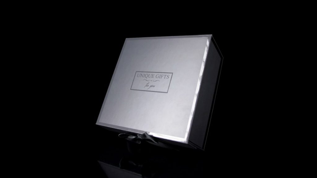 Geschlossene Geschenkbox mit Video und schwarzem Hintergrund