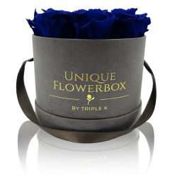 Runde Rosenbox mit blauen Infinityrosen, graues Samtfinish und Henkel zum Tragen